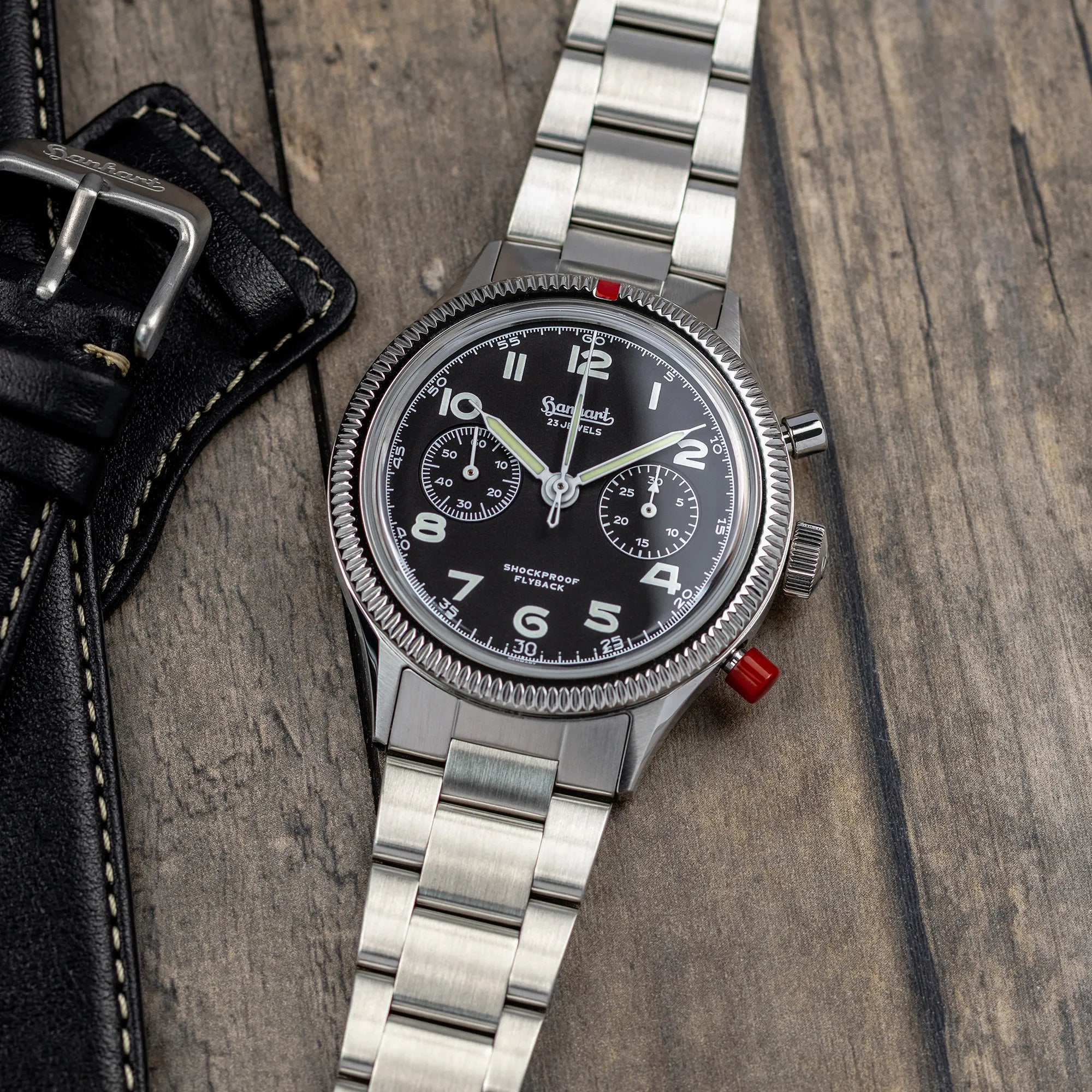 Produktfotografie der Hanhart 417 ES 1954 Heritage Flyback mit 39mm-Gehäuse und schwarzem Zifferblatt am Edelstahlarmband