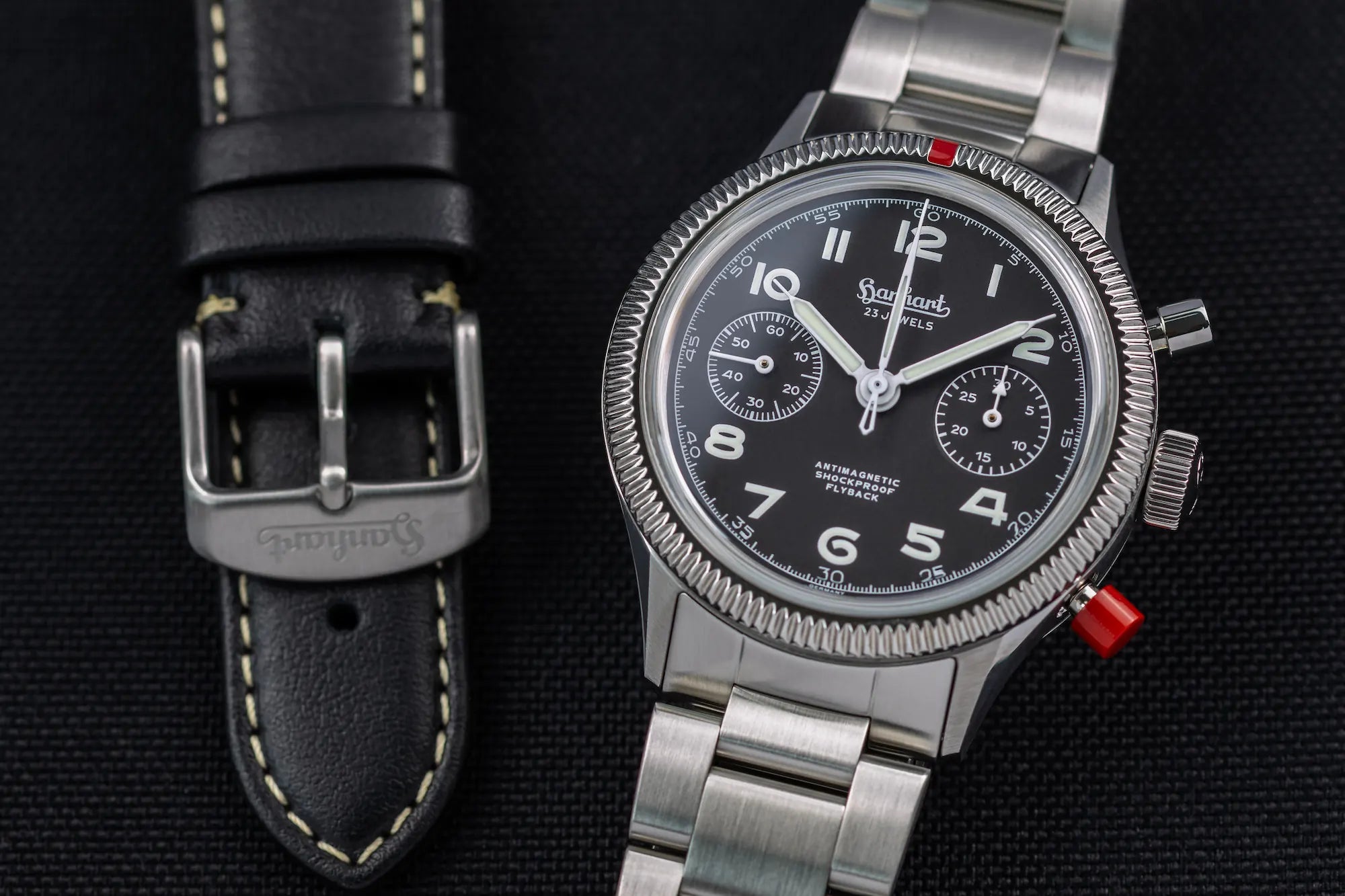 Detailaufnahme des Uhrengehäuses der Hanhart 417 ES 1954 Heritage Flyback mit 39mm-Gehäuse und schwarzem Zifferblatt am Edelstahlarmband