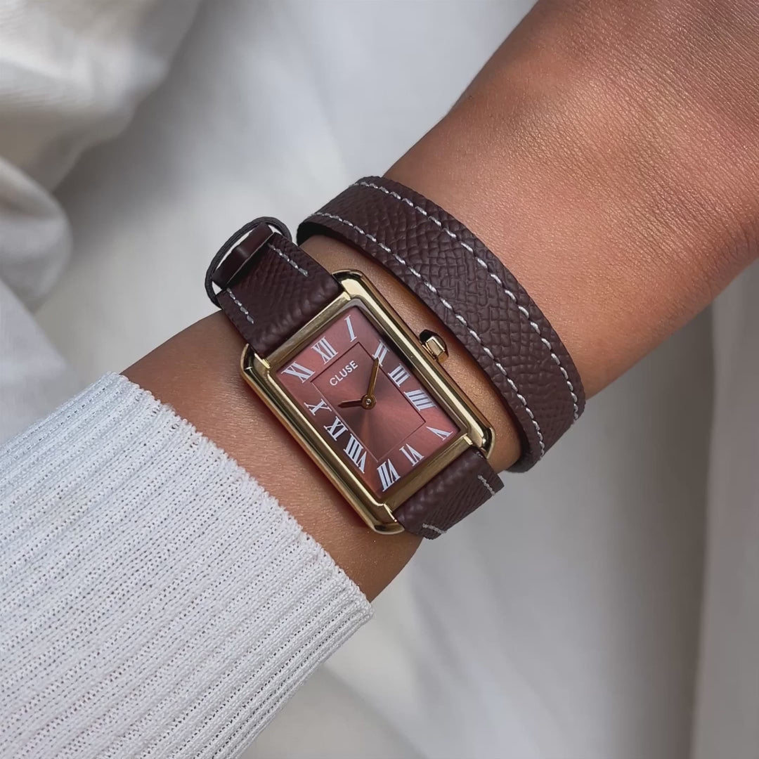 Produktvideo der goldfarbenen Cluse Damenuhr Belisenna CW15006 mit braunem Zifferblatt mit römischen Indizes in einem eckigen Uhrengehäuse an einem braunem Doppel-Lederband