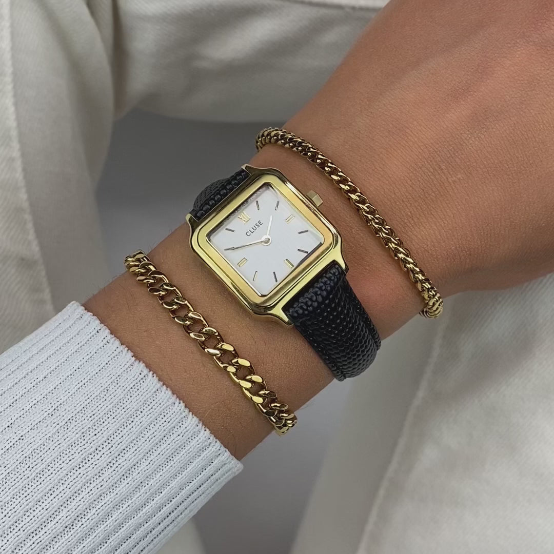 Frau präsentiert die Cluse Stahl-Uhr "Gracieuse Petite" mit einem gelbgold-farbenem Gehäuse und weißem Zifferblatt am schwarzen Lederband an Ihrem Handgelenk aus allen Winkeln
