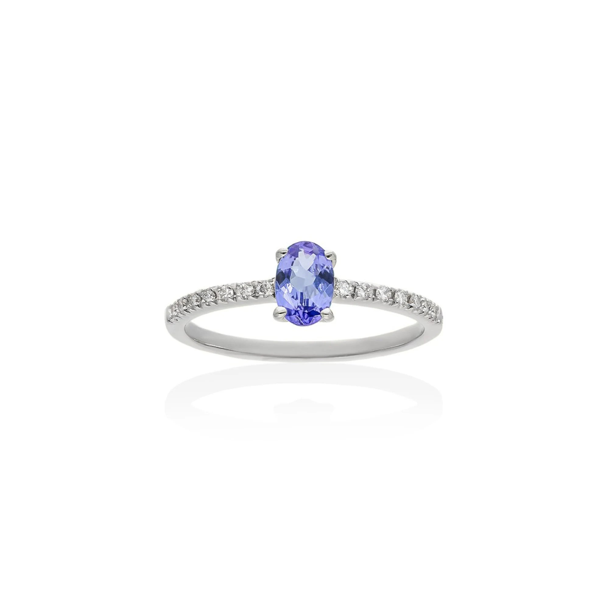 Produktfoto des Marina Garcia Weißgoldrings mit ovalem Tansanit-Edelstein in 18 Karat Weißgold mit diamantbesetzter Ringschiene